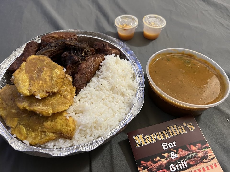 Casual Ecuadorian dining room with table service.